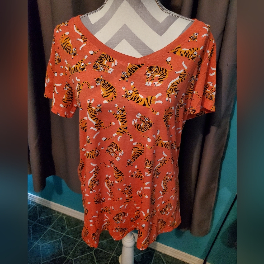 NWT LULAROE V KNECK CHRISTY TEE.